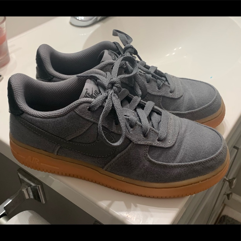 Nike Airforce 1 ‘07 LV8 in Grey Suede